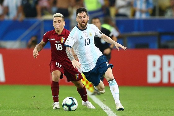 Lionel Messi và Argentina đang tiến đi theo cách ngày càng vững chắc và nguy hiểm hơn. Ảnh: Getty Images