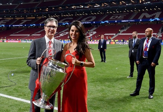 John W. Henry và vợ hào hứng với chức vô địch Champions League. Ảnh: Getty Images    