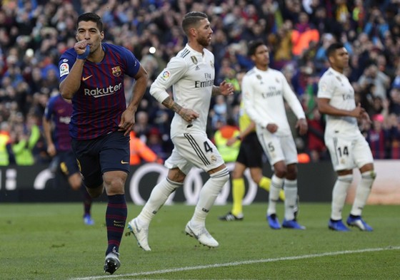 Luis Suarez và Barcelona đè bẹp Real ở vòng 10 mùa giải năm ngoái. Ảnh: Getty Images    