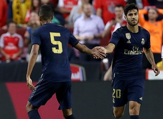 Marco Asensio (phải) mừng bàn thắng chỉ vài phút trước khi chấn thương xảy ra. Ảnh: Getty Images