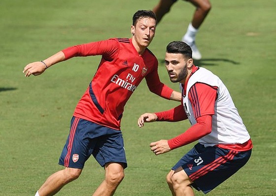 Mesut Oezil (trái) và Sead Kolasinac gặp rắc rối khi vừa trở về sau chuyến tập huấn tại Mỹ. Ảnh: Daily Mail