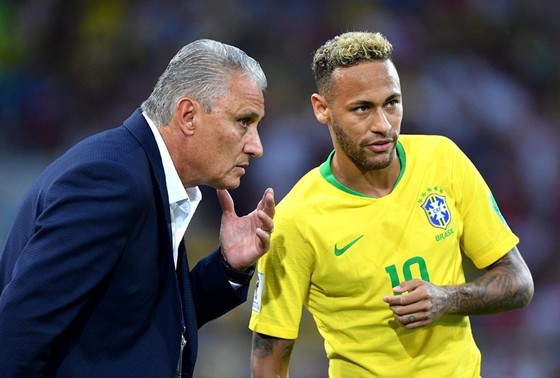 HLV Tite cố gắng giúp Neymar xóa đi áp lực. Ảnh: Getty Images    