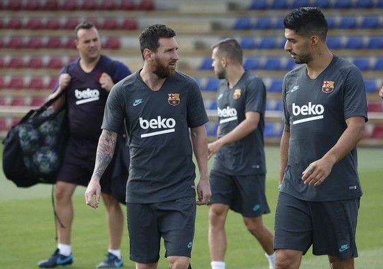 Lionel Messi và Suarez trao đổi sau buổi tập vào thứ hai. Ảnh: Getty Images