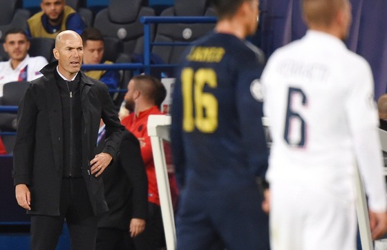 HLV Zinedine Zidane thất vọng khi chứng kiến trận đấu. Ảnh: Getty Images 