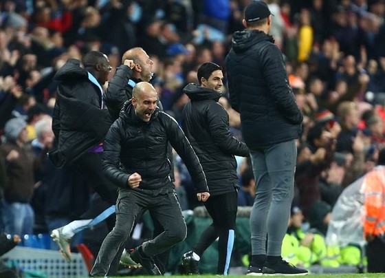Hình ảnh ăn mừng cuồng nhiệt của Pep Guardiola đã nói rõ hơn áp lực mà ông và các học trò phải đối mặt. Ảnh: Getty Images    