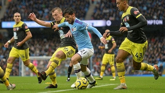 David Silva không thể kết thúc trận đấu với Southampton vì chấn thương. Ảnh: Getty Images