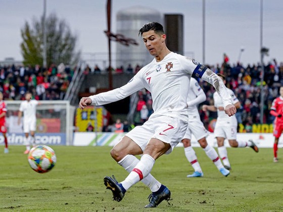 Mặt sân xấu và thể trạng không tốt đã ngăn Cristiano Ronaldo không thể ghi nhiều hơn 1 bàn. Ảnh: Getty Images