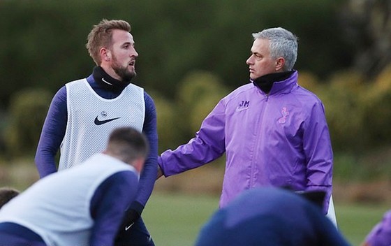 Jose Mourinho thảo luận với đội trường Harry Kane trong buổi tập đầu tiên. Ảnh: Getty Images