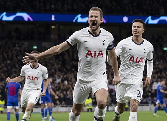 Harry Kane ghi cú đúp bàn thắng giúp Tottenham ngược dòng ấn tượng. Ảnh: Getty Images