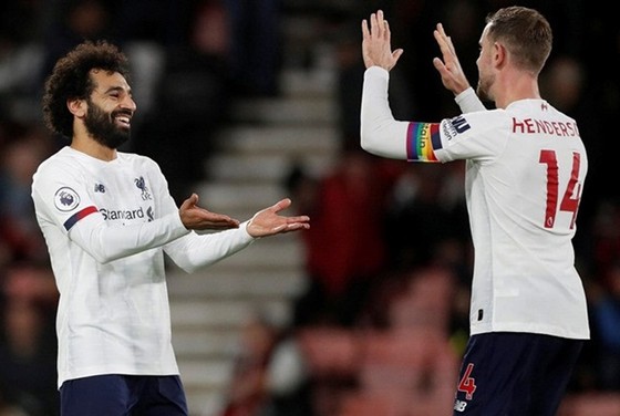 Những trụ cột như Jordan Henderson hay Mohamed Salah được duy trì thể trạng tốt đang giúp Liverpool. Ảnh: Getty Images