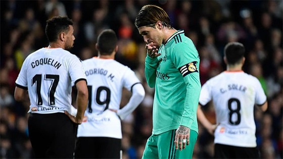 Sergio Ramos thất vọng khi Real chỉ rời sân Valencia với 1 điểm. Ảnh: Getty Images