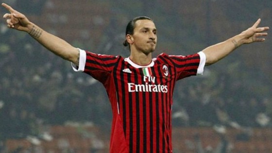 Zlatan Ibrahimovic chọn trở lại với sắc áo đỏ-đen để kết thúc sự nghiệp. Ảnh: Getty Images