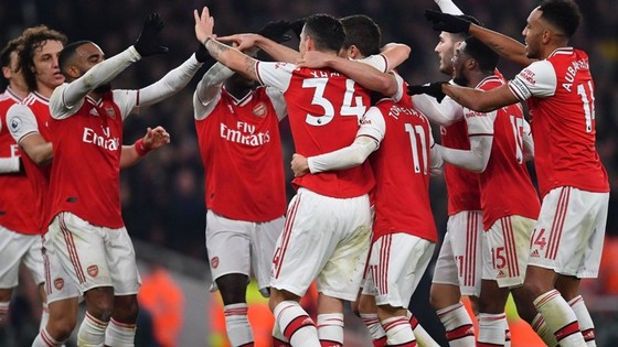 Đám đông cầu thủ Arsenal ăn mừng là hình ảnh cho thấy sự gắn kết đã trở lại. Ảnh: Getty Images    