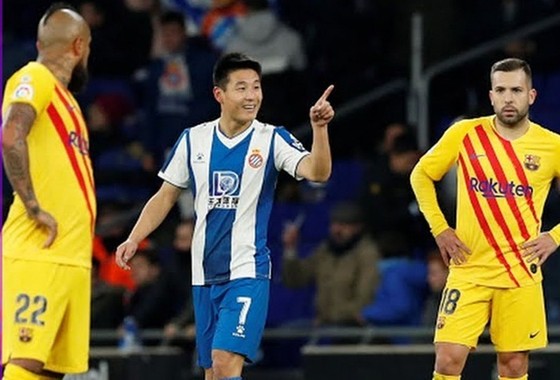 Wu Lei mừng bàn thắng trong sự ngỡ ngàng của cầu thủ Barca. Ảnh: Getty Images    