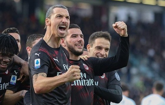 Zlatan Ibrahimovic mừng bàn thắng đầu tiên khi trở lại Milan. Ảnh: Getty Images    