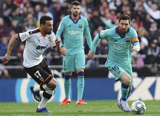 Lionel Messi và Barcelona đã chấp nhận thất bại trong sự bất lực ở Valencia. Ảnh: Getty Images    