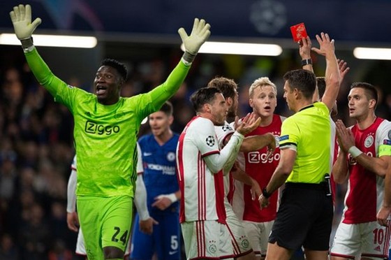 Những chiếc thẻ đỏ khiến Ajax tức tưởi dừng bước ở vòng bảng. Ảnh: Getty Images