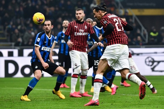 Ngược dòng khó tin ở derby Milan, Inter có luôn ngôi đầu ảnh 1