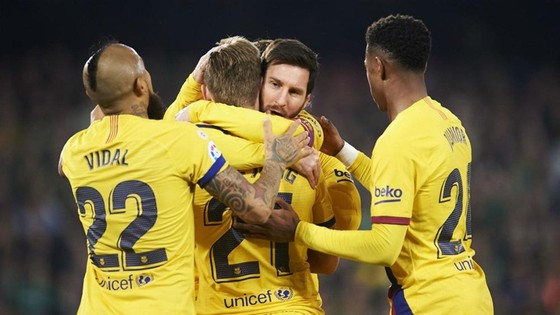 Real thắng dễ trên ngôi đầu, Messi giải cứu Barca ảnh 1