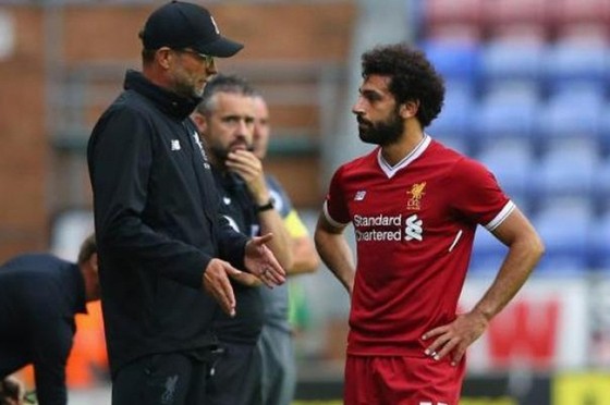 HLV Jurgen Klopp chắc chắn sẽ thảo luận thiệt hơn với Mohamed Salah. Ảnh: Getty Images