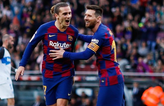Lionel Messi mừng khi kiến tạo cho Antoine Griezmann ghi bàn. Ảnh: Getty Images