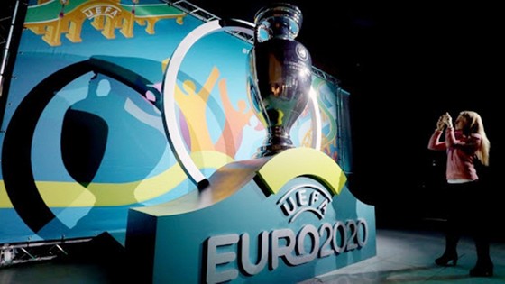 UEFA bác bỏ thông tin cân nhắc lùi thời hạn tổ chức EURO 2020.