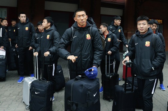 Đội Wuhan Zall lên đường trở lại Trung Quốc. Ảnh: AP    