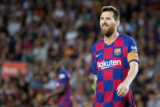 Trong khi Lionel Messi sẵn sàng cắt giảm 70% trong mức ương khổng lồ của mình, các ngôi sao ở Anh thì không. Ảnh: Getty Images    