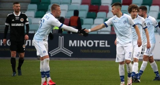 Cầu thủ Dinamo Minsk (phải) mừng bàn thắng trước Torpedo Zhodino. Ảnh: Buzz.ie