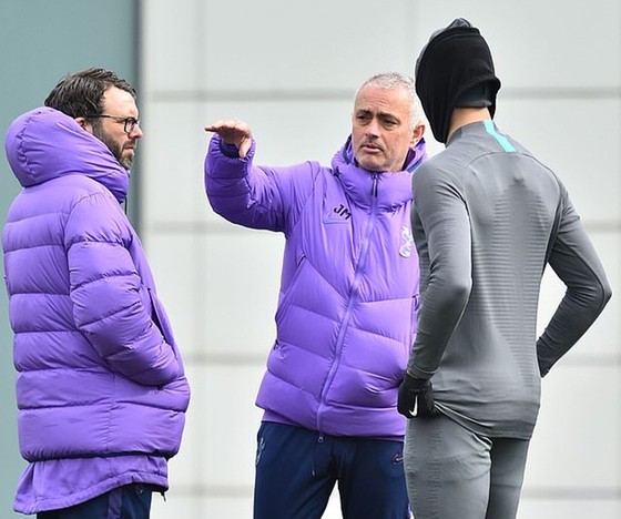 HLV Jose Mourinho rõ ràng đã “cuồng chân” vì cách ly. Ảnh: Getty Images   