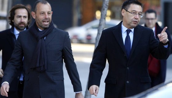 Sandro Rosell (trái) và Chủ tịch đương nhiệm, Josep Maria Bartomeu. Ảnh: Getty Images   