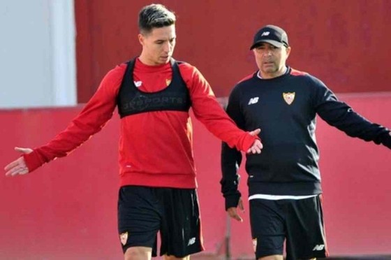 Samir Nasri và HLV Jorge Sampaoli trong thời gian tại Sevilla. Ảnh: Getty Images