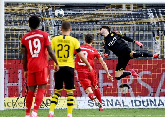 Thủ thành Roman Buerki bất lực nhìn bóng vào lưới, Dortmund cũng buông bỏ cuộc đua trước Bayern. Ảnh: Getty Images