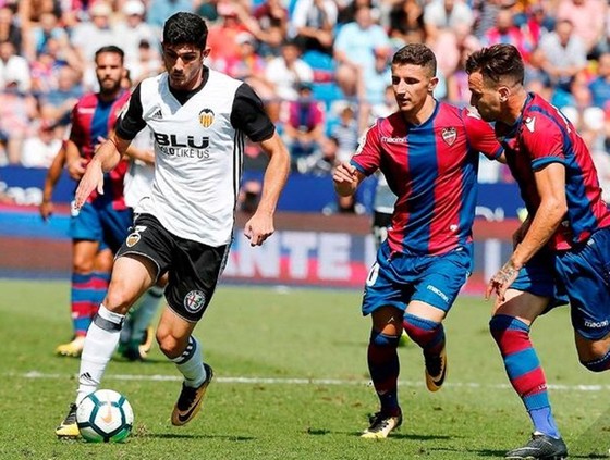 Valencia (trái) bất ngờ để Levante níu chân với tỷ số 1-1. 