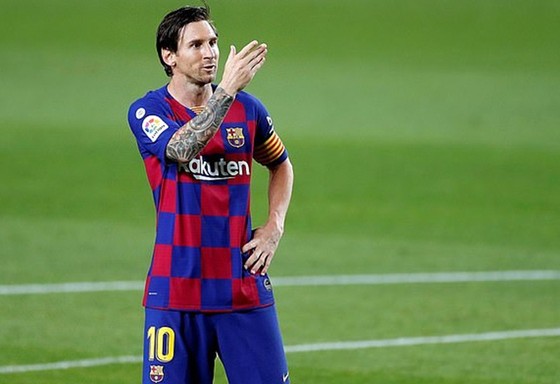 Lionel Messi hướng về khán đài trống mừng bàn thắng. Ảnh: Getty Images