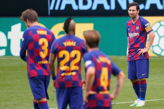 Barcelona đang tự đẩy mình vào bất lợi lớn trong cuộc đua vô địch. Ảnh: Getty Images