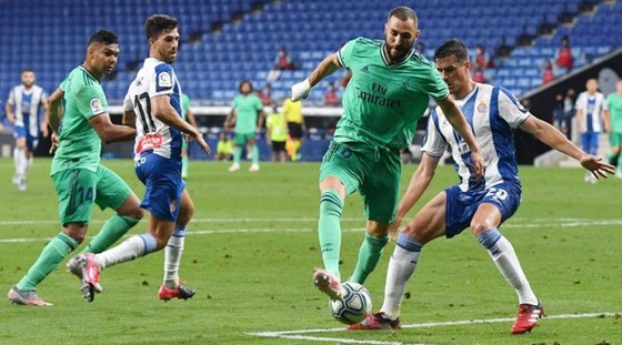 Khoảnh khắc Karim Benzema đánh gót giúp Casemiro ghi bàn thắng duy nhất. 
