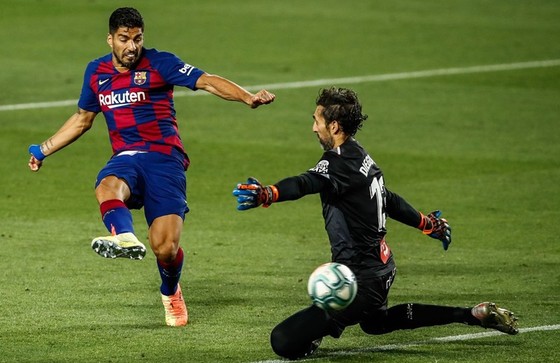 Luis Suarez kết thúc sụ tồn tại của trận “derby Catalan” tại La Liga. Ảnh: Getty Images