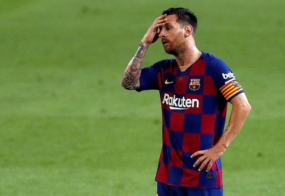 Lionel Messi thất vọng sau thất bại trước Osasuna. Ảnh: Getty Images