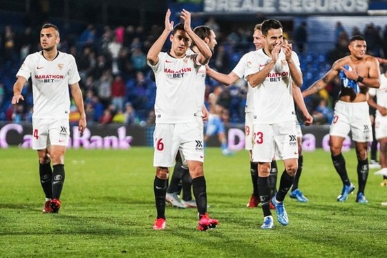 Sevilla cùng Real khiến UEFA lo âu, trong khi lịch trình play-off thăng hạng La Liga cũng rối tung vì Covid-19.