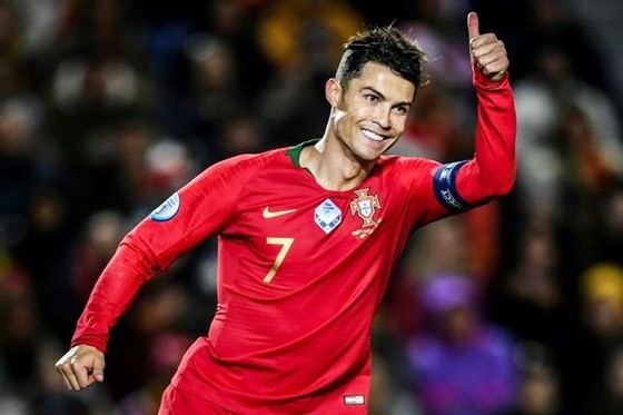 Cristiano Ronaldo phải chờ bàn thứ 100 của mình cho tuyển quốc gia. 