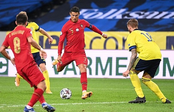 Nations League: Ronaldo đi vào lịch sử với cú đúp ảnh 1