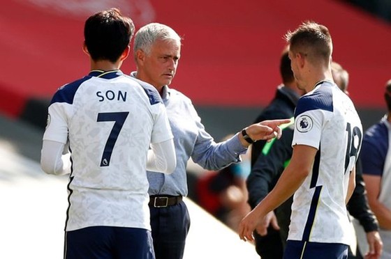 Jose Mourinho và Tottenham sớm thấy nguy cơ lịch trình thi đấu bị ảnh hưởng. Ảnh: Getty Images