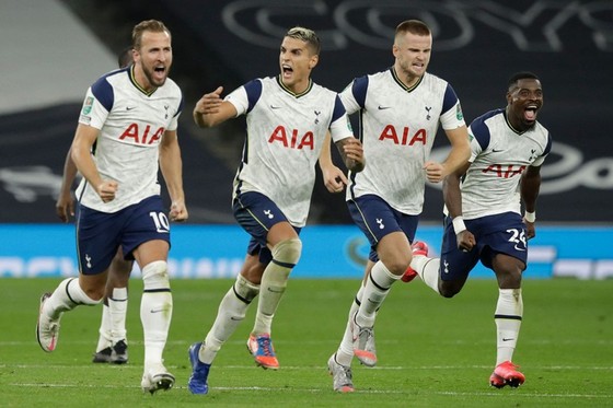 Tottenham mừng thành tích vào tứ kết Cúp Liên đoàn. Ảnh: Getty Images