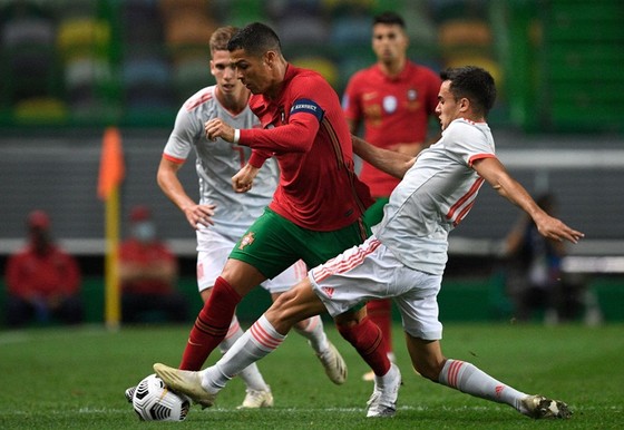 Pháp tỏa sáng, Ronaldo “bó chân” trước Tây Ban Nha ảnh 1