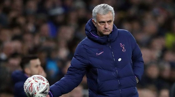 HLV Jose Mourinho thừa nhận điểm yếu phòng ngự của Tottenham. Ảnh: Getty Images