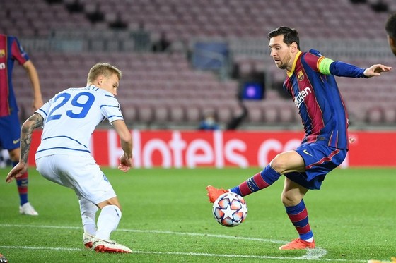 Lionel Messi ghi bàn giúp Barcelona vượt qua Dynamo Kiev. 