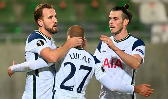 Harry Kane (trái) chạm cột mốc ghi bàn thắng thứ 200 cho Tottenham. Ảnh: Getty Images
