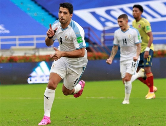 Luis Suarez ghi bàn cho tuyển Uruguay trước khi có xét nghiệm dương tính với Covid-19. Ảnh: Getty Images  