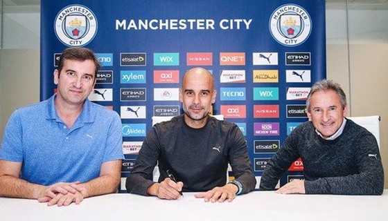 Pep Guardiola chính thức ký hợp đồng mới 2 năm với Man.City. Ảnh: Getty Images  